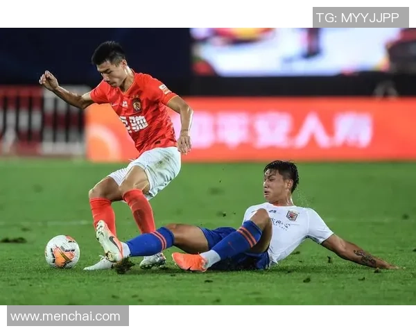 恒大与东方的激烈冲突视频揭示足球场上的紧张局势与球员情绪